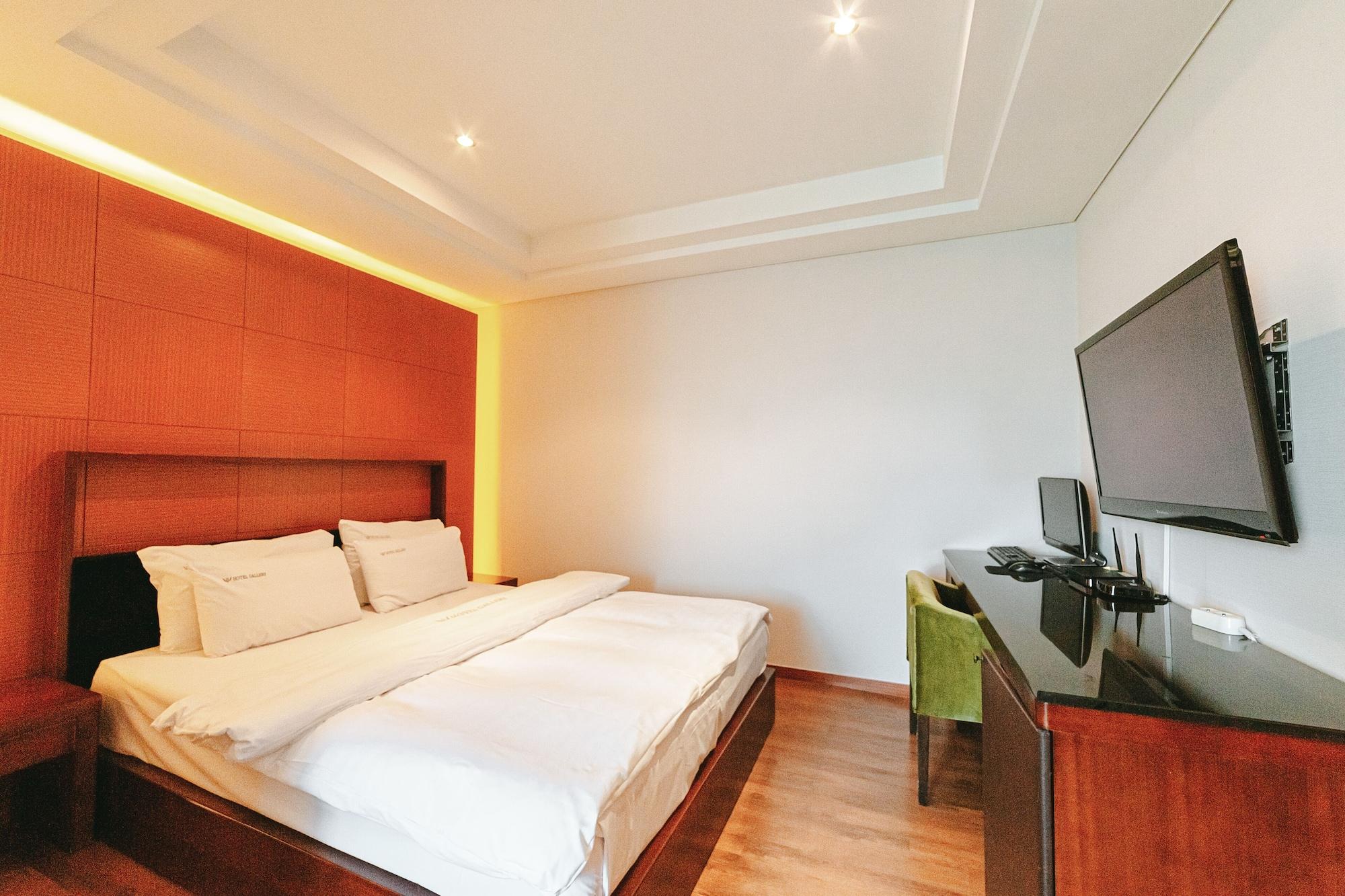 Gallery Tourist Hotel Тхонъён Экстерьер фото