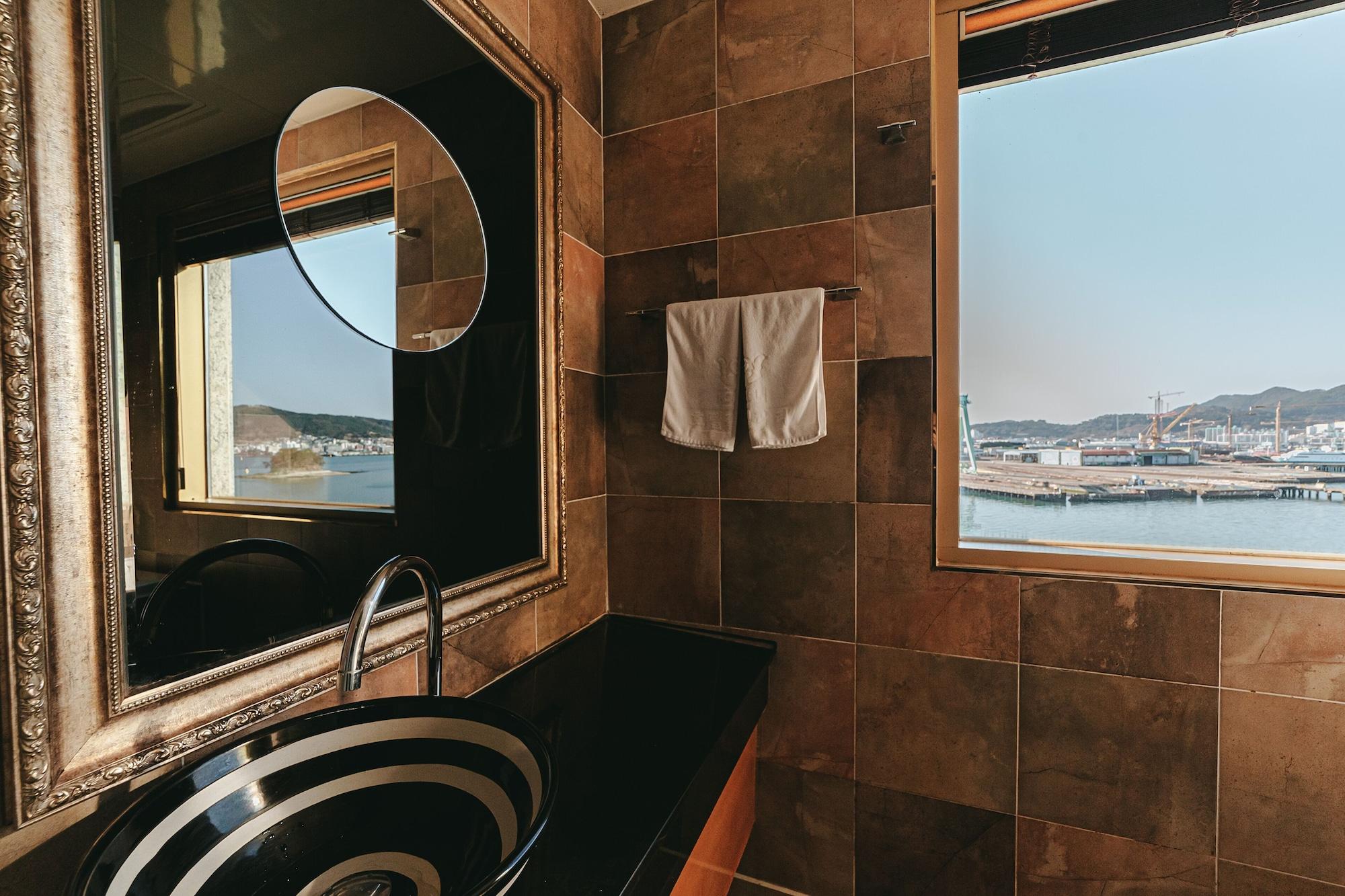 Gallery Tourist Hotel Тхонъён Экстерьер фото