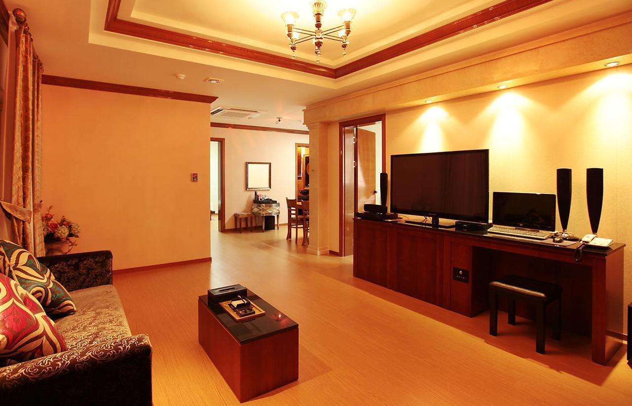 Gallery Tourist Hotel Тхонъён Экстерьер фото