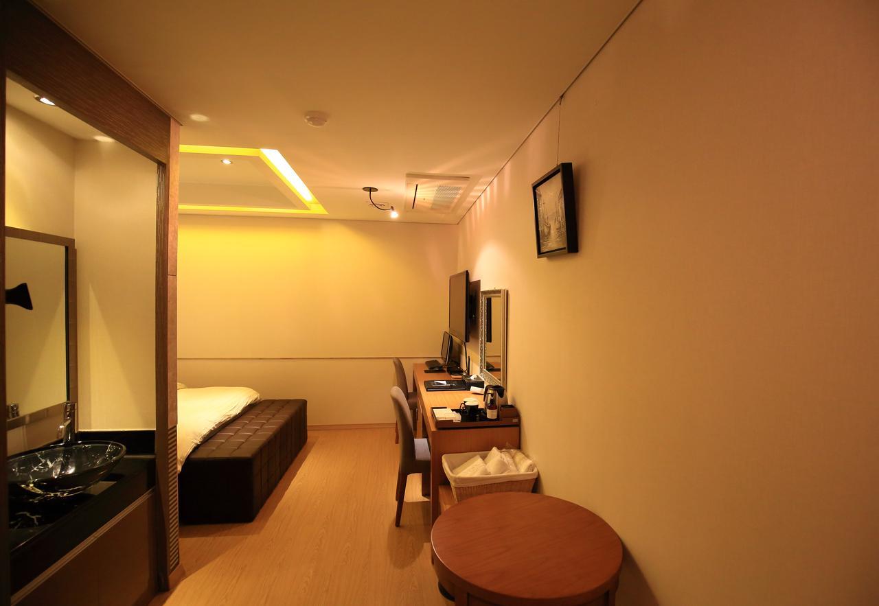 Gallery Tourist Hotel Тхонъён Экстерьер фото