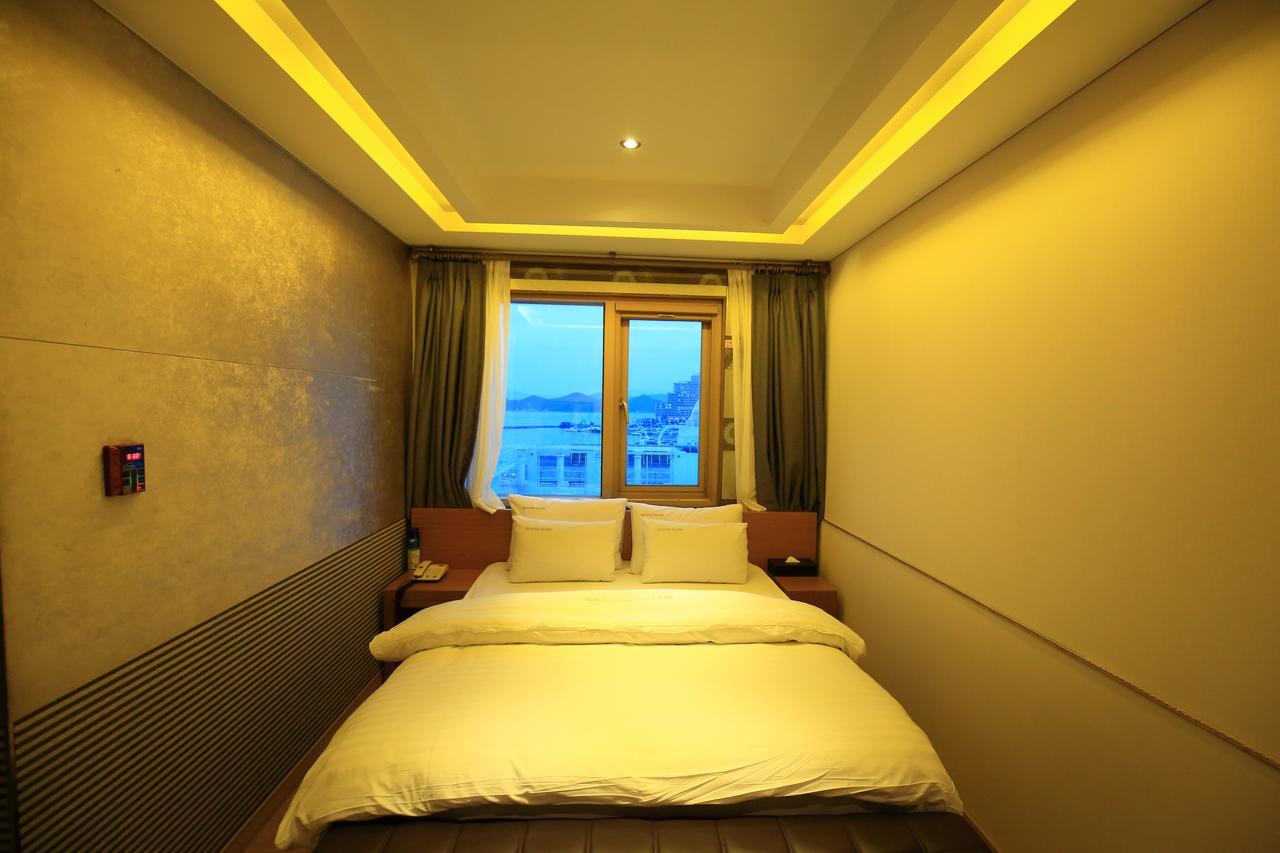 Gallery Tourist Hotel Тхонъён Экстерьер фото