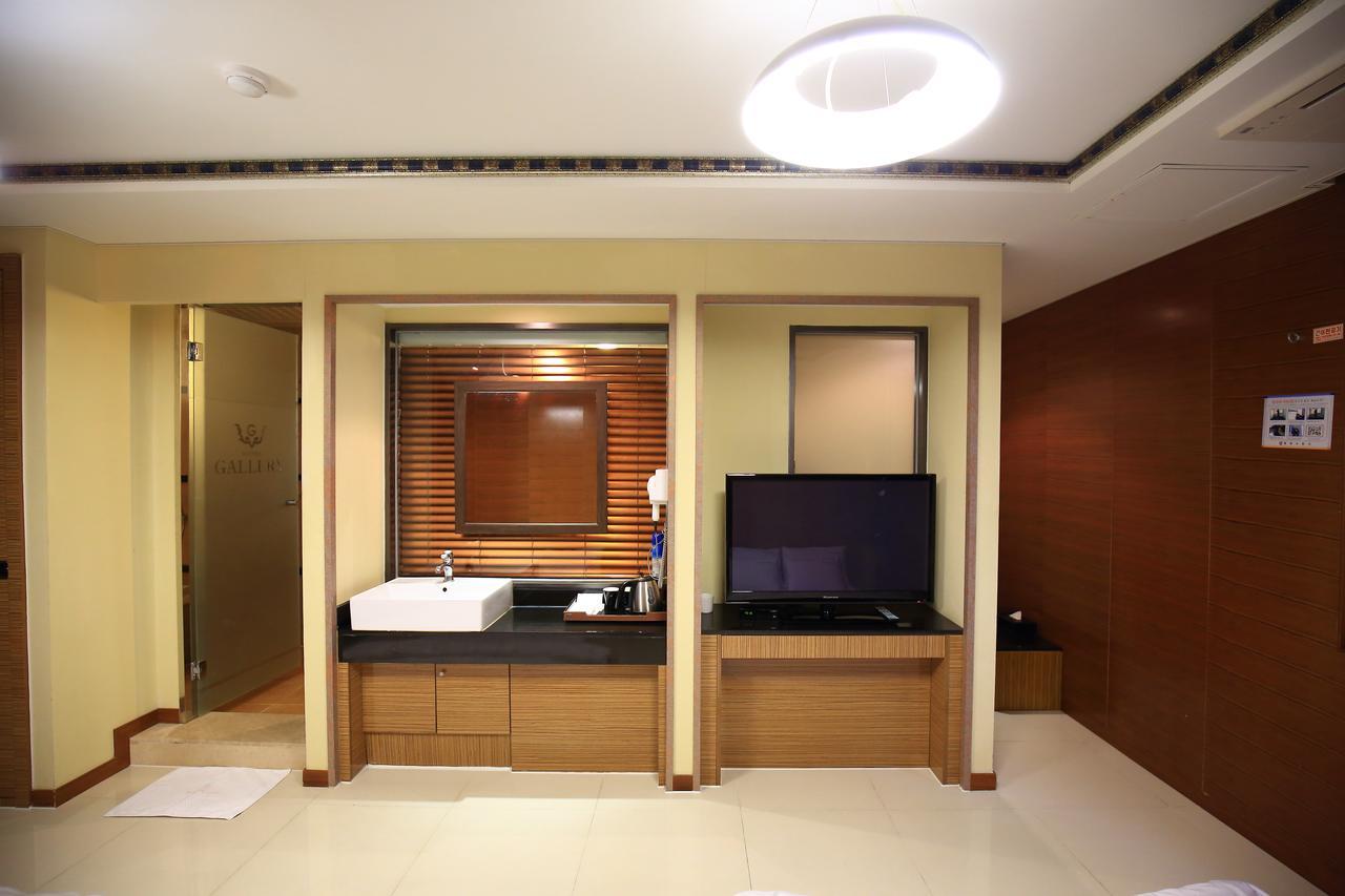 Gallery Tourist Hotel Тхонъён Экстерьер фото